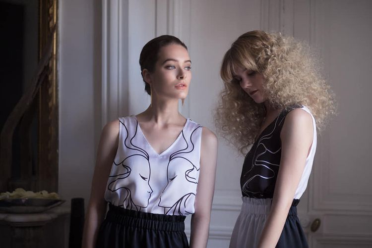 Deux mannequins posent avec des hauts de la collection Face to Face d'Anna Ferreira Paris.