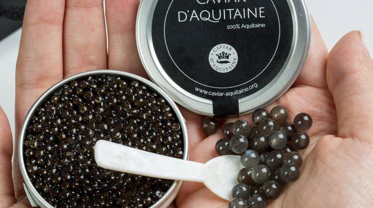 Une boîte de Caviar d'Aquitaine ouverte pour laisser voir les œufs d'esturgeons.