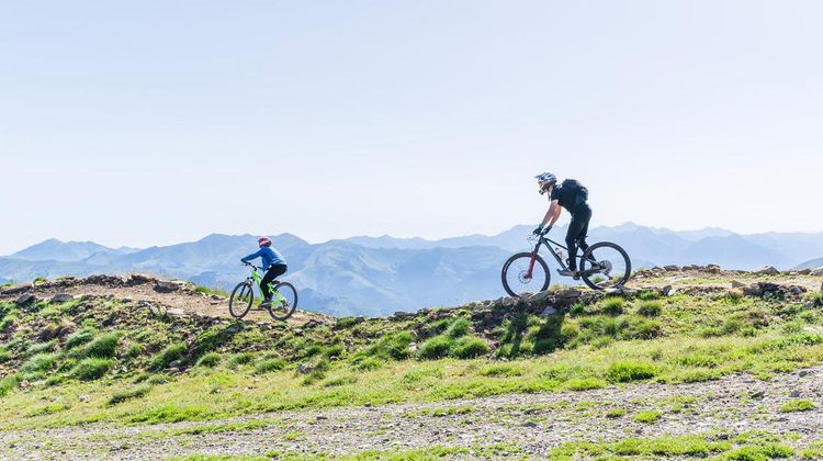Une famille profite de la vue des Pyrénées lors d'une sortie à vélo.