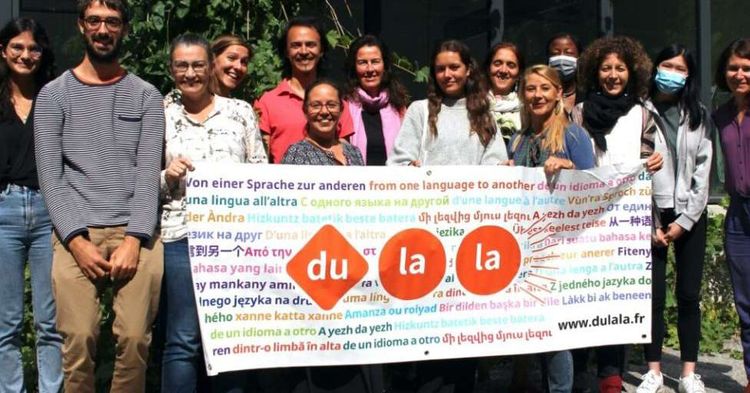 L'équipe de bénévoles de l'association nationale Dulala, qui se mobilise pour faire découvrir les langues aux enfants.