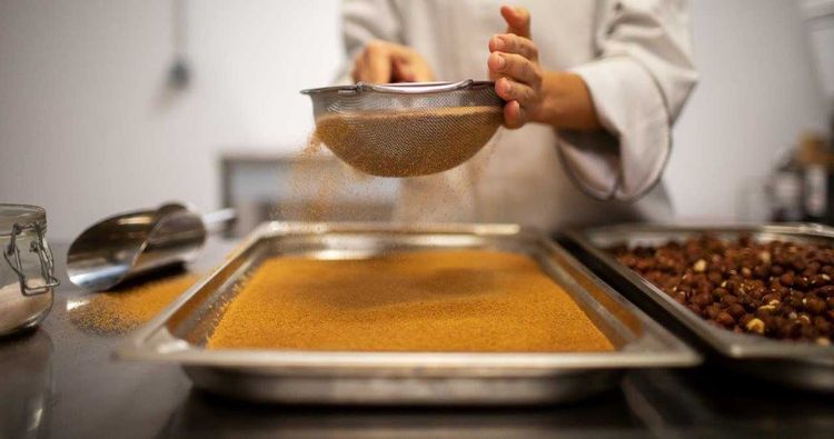 Mounia Kerzazi préparant ses pâtes à tartiner de manière totalement artisanales dans son laboratoire situé dans les Landes.