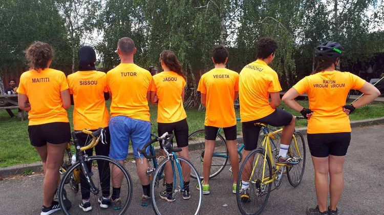 Les tee-shirts personnalisés des participants du séjour itinérant à vélo reliant Pau à Bayonne, organisé par le service Prévention spécialisée de la ville de Pau.