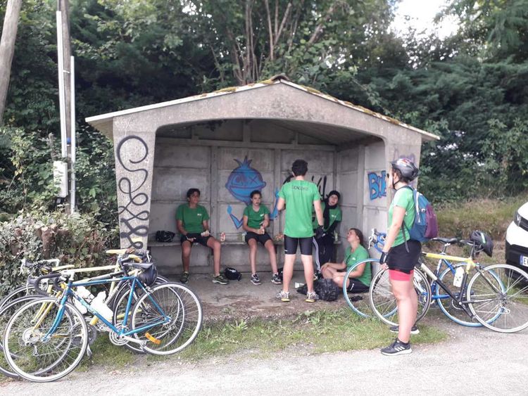 Petite paus des jeunes cyclistes lors du séjour itinérant reliant Pau à Bayonne.