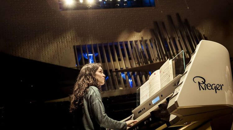 L'organiste Lorianne Llorca pendant un de ses concerts.