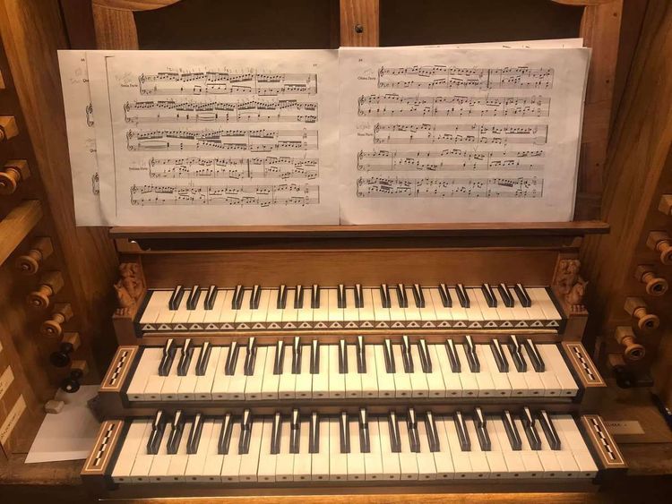Un orgue surmonté d'une partition de musique