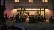 Photo de la façade du bistrot à la tombée de la nuit