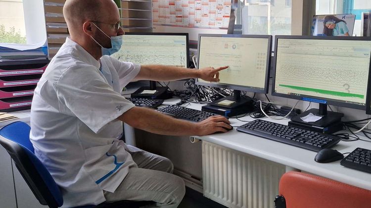 Le docteur Guillume Colin, pneumologue à la Polyclinique Marzet, devant le poste d'enregistrement du sommeil des patients au sein du nouveau Centre du Sommeil, à Pau