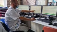 Le docteur Guillume Colin, pneumologue à la Polyclinique Marzet, devant le poste d'enregistrement du sommeil des patients au sein du nouveau Centre du Sommeil, à Pau