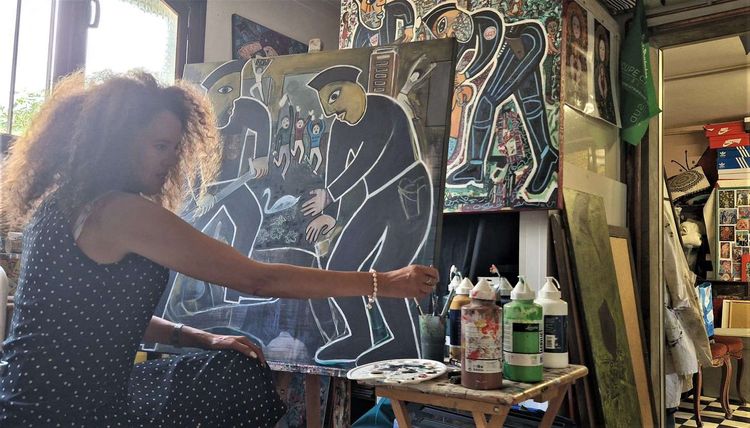 Fatima Rhioui peignant une deuxième version de son tableau Chaos arbitraire, dans son atelier situé à Billère.
