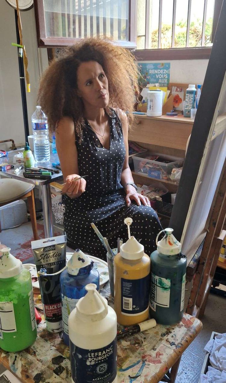 La peintre Fatima Rhioui devant un de ses tableaux, dans son atelier de Billère.