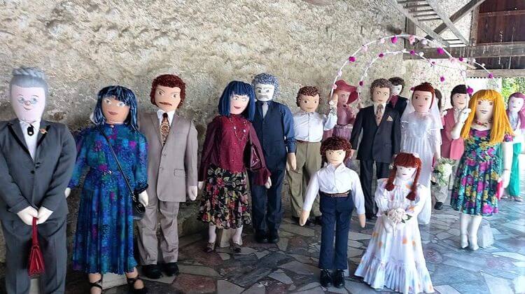 Photo de poupée représentant un mariage