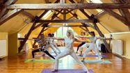 Ingrid Joanlanne lors d'une séance collective de yoga.