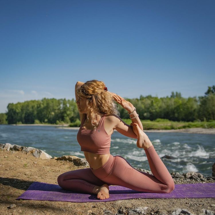 Ingrid Joanlanne en pleine séance de yoga au bord du Gave de Pau.