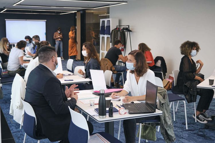 Les participants du premier job dating organisé par l'agence d'intérim ABL-Emploi, qui travaille dans le Pays basque et le sud des Landes..