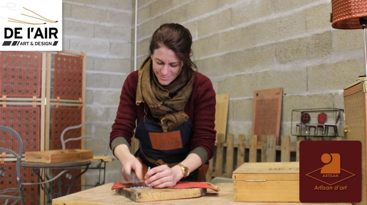 Julie Rambeau en train de travailler dans son atelier, à Saugnac-et-Muret, dans les Landes.