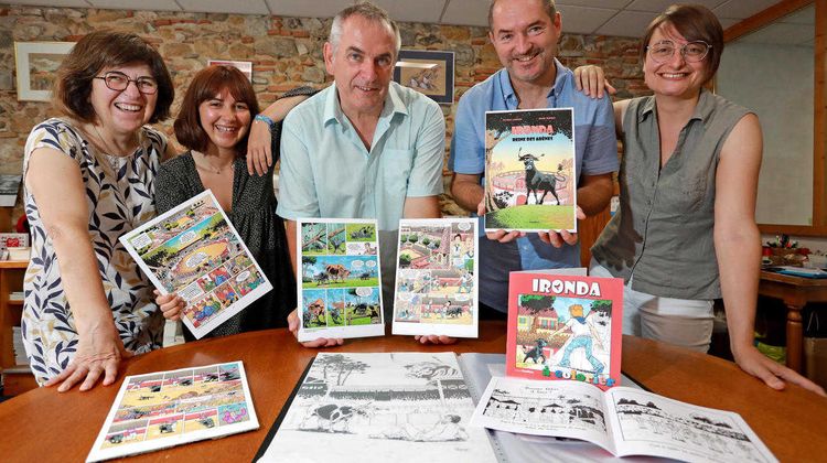 Patrice Larrosa et David Dupouy présentant leur bande-dessinée autour de la course landaise. Crédit photo : Philippe Salvat.