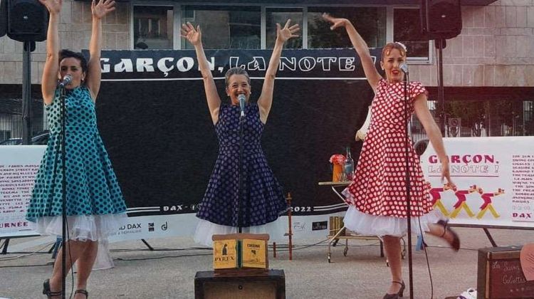 Trois des six Swing Cocottes, un girls band polyphonique qui s'inspire des années 1940 pour monter un spectacle unique, avec une pointe d'humour.