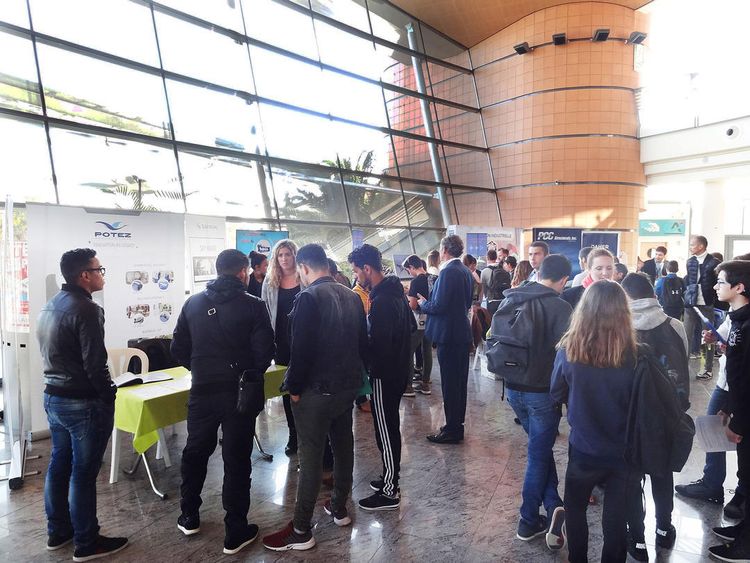 Les visiteurs sont rassemblés dans le hall de l'aéroport de Pau pour le salon AéroAdour 2018.