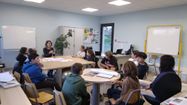 Des jeunes de l'association Progrès participent à un atelier.