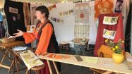 Elisabeth Soulas, la présidente de l'association 36 z'arts, qui met en lumière la culture et l'utilisation des plantes tinctoriales et de la teinture végétale en Béarn.