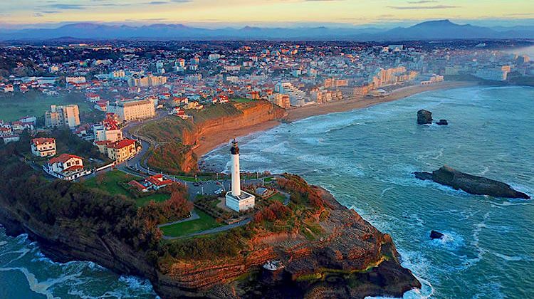 vue du ciel du phare de Biarritz depuis la mer, en fond la ville