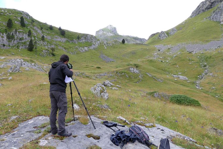 Un des chargés de mission de l'association Cistude nature en train d'observer les marmottes dans les Pyrénées.Crédit photo : Thomas-Ruys