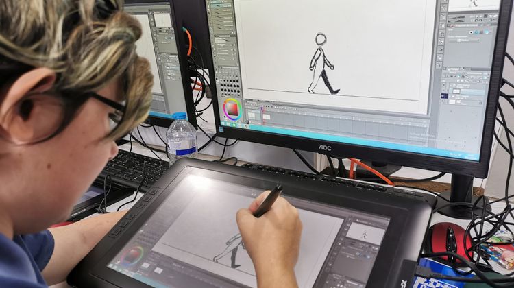 Photo d'élève entrain de travailler sur une tablette graphique
