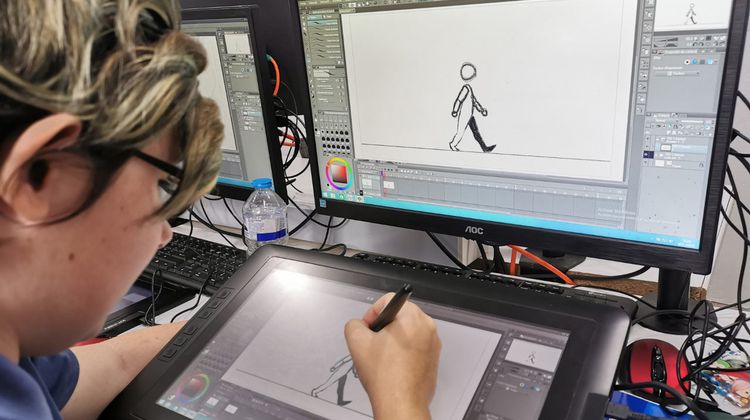 Photo d'élève entrain de travailler sur une tablette graphique