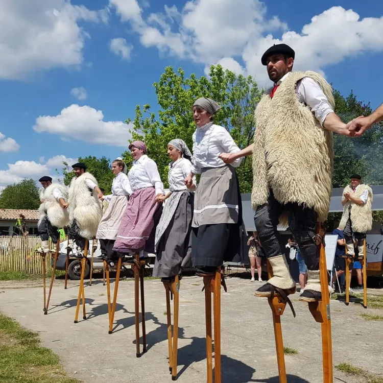 Un spectacle traditionnel d'échasses des membres de l'association Lous Tchancayres.