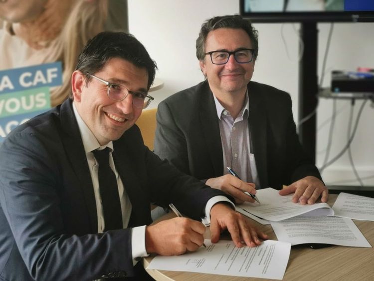 Jérôme Roteta et Vincent Maginot signent la convention qui lie la CAF et la CPAM pour aider les étudiants.