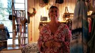 Anne-Laure Arruabarrena, la fondatrice de la franchise Les Bohémiennes, dans sa boutique à Ascain.