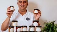 Photo de Thierry Hargous  avec ses produits