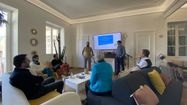 Des membres du Réseau Entreprendre Adour discutent ensemble lors d'une réunion.
