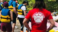 Des cgens équipés de gilets de sauvetage vont monter dans des canoë à Mexico Aventure, à Commensacq dans les Landes.
