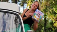 Florence Delcloy pose avec l'un de ses livres.