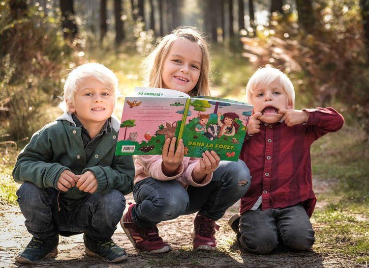 Les trois enfants de Florence Delcloy lisent un livre de l'autrice.
