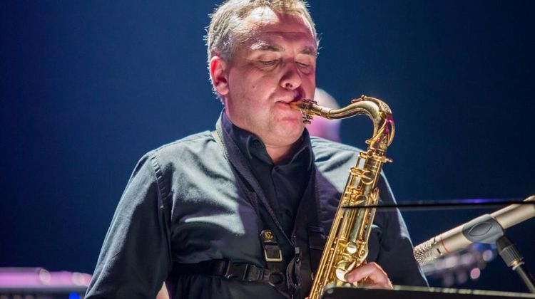 Thierry Reale  jouant du saxophone en concert