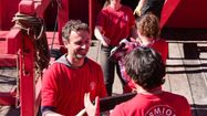 Des bénévoles travaillent ensemble sur le pont de l'Hermione.