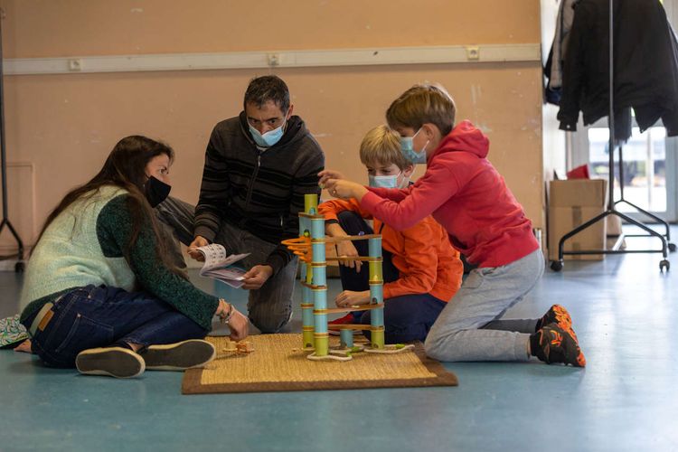Des parents jouent avec leur enfants dans le cadre d'une animation organisée au cours du Mois des Familles Landaises, en 2021. Crédit : Sébastien Zambon | Dpt 40