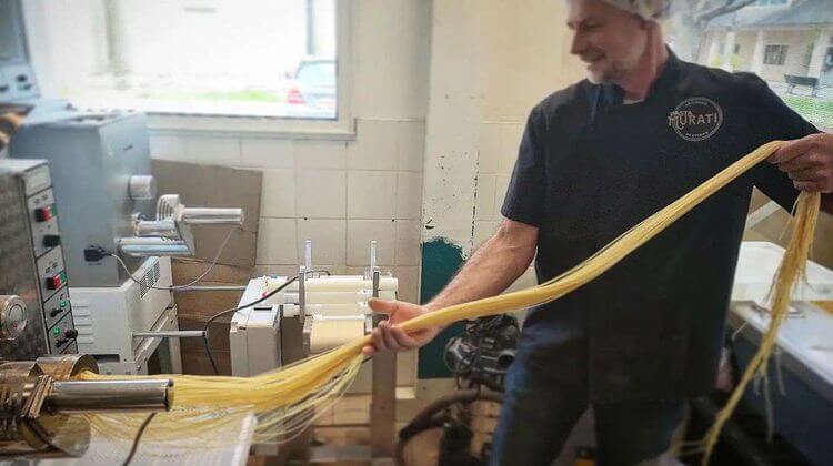 Mathieu Arnaud, le gérant de l'entreprise Pasta Murati, travaille des spaghettis, dans son atelier basé à Artiguelouve.