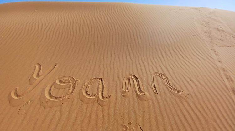 Phot du prénom de Yoann écrit sur du sable