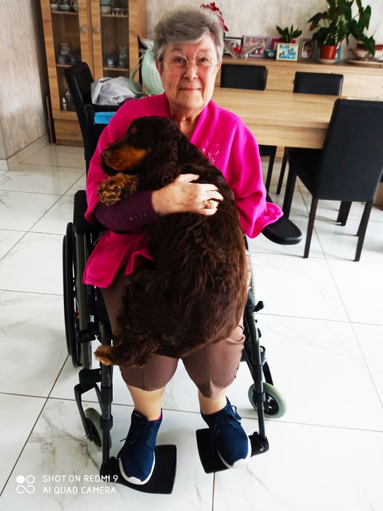 Photo d'une dame en maison de retraite avec un chien