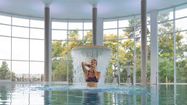 Une jeune femme dans un bassin aux thermes de Saint-Paul-lès-Dax.