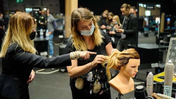 Margaux Grulois, originaire des Landes, en préparation d'une épreuve lors d'un concours de coiffure.