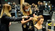 Margaux Grulois, originaire des Landes, en préparation d'une épreuve lors d'un concours de coiffure.