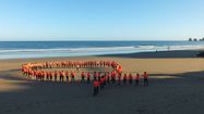 Photo prise à Hendaye pour sensibiliser la population au cancer du sein. Crédit photo : Hendaye Commerce