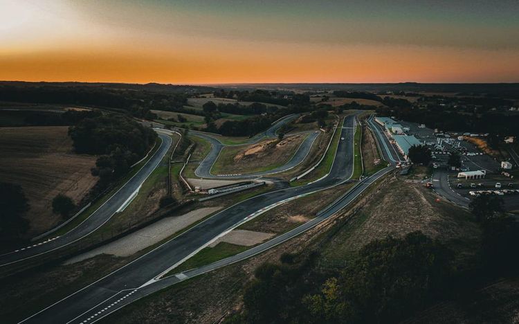 Une vue aérienne du circuit de Pau-Arnos, de nuit, réalisé par la société Real Drone.