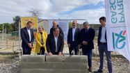 Photo des élus locaux lors de la pose du premier parpaing du bâtiment