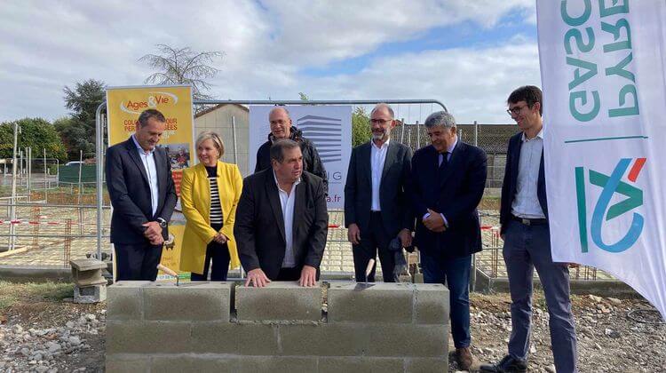 Photo des élus locaux lors de la pose du premier parpaing du bâtiment