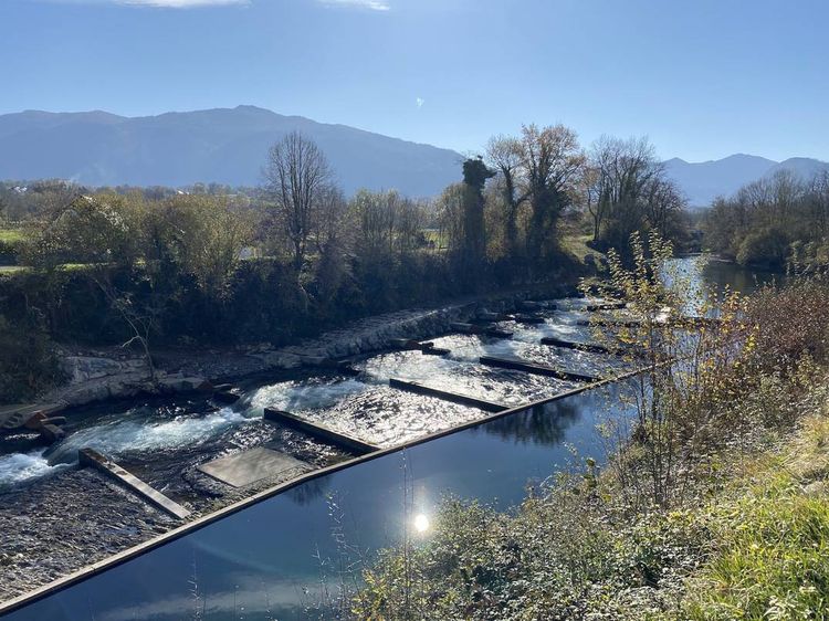 Une photo de l'extérieur d'une centrale hydroélectrique dans les Pyrénées-Atlantiques.